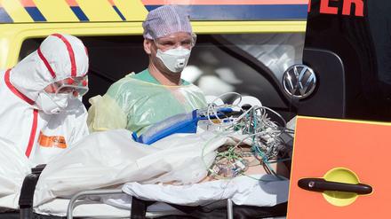 Ankunft in Sachsen: Einer der aus Italien übernommenen Patienten trifft in einer Leipziger Klinik an. 