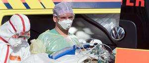 Ankunft in Sachsen: Einer der aus Italien übernommenen Patienten trifft in einer Leipziger Klinik an. 
