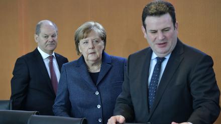 Vor dem Rettungsschirm. Finanzminister Olaf Scholz, Kanzlerin Angela Merkel und Arbeitsminister Hubertus Heil (v.l.) beim allwöchentlichen Kabinettstreffen am 4. März.