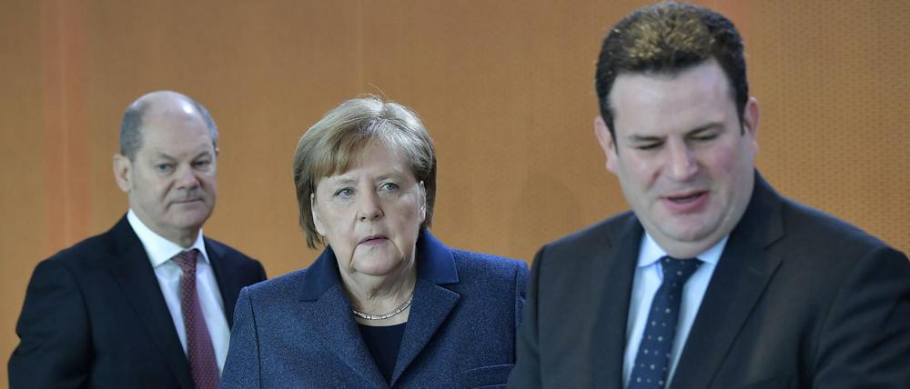 Vor dem Rettungsschirm. Finanzminister Olaf Scholz, Kanzlerin Angela Merkel und Arbeitsminister Hubertus Heil (v.l.) beim allwöchentlichen Kabinettstreffen am 4. März.