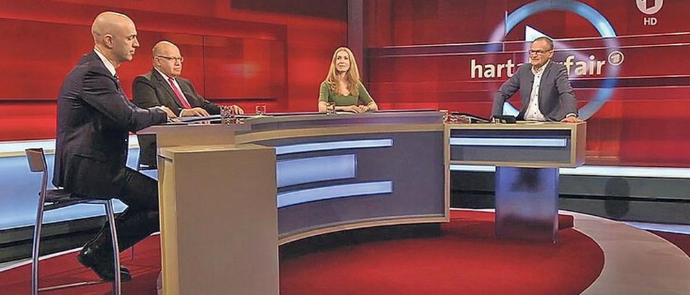 Mit Corona-Abstand bei „hart aber fair“: Anchormen wie Frank Plasberg (rechts) versuchen, zumindest für eine gewisse Zeit Ruhe in die Unruhe zu bringen. 
