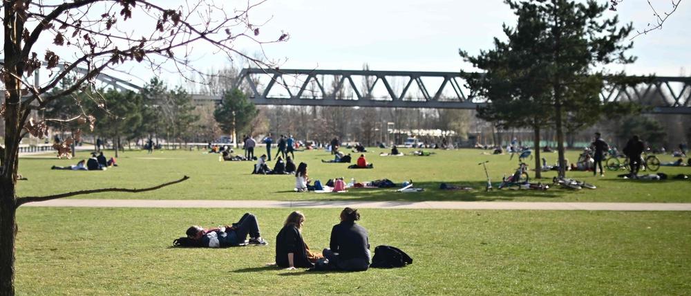 Gleisdreieckpark in Berlin: Nur noch zu zweit darf man rausgehen.