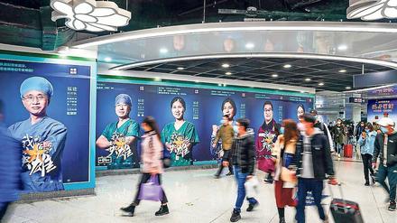 In einer U-Bahnstation der südostchinesischen Stadt Fuzhou werden Bilder von Medizinern gezeigt, die in der vom Virus am stärksten betroffenen Stadt Wuhan geholfen haben.