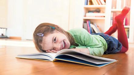 Spaß am Lesen. Die Coronakrise stellt Eltern vor die Aufgabe, ihre Kinder in der schulfreien Zeit sinnvoll zu beschäftigen.