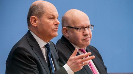 Olaf Scholz (SPD), Bundesminister der Finanzen, und Peter Altmaier (CDU,r), Bundesminister für Wirtschaft und Energie