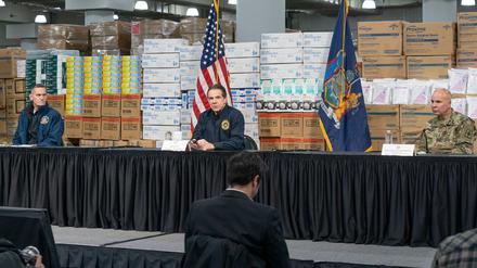 New Yorks Gouverneur Andrew Cuomo (Mitte) bei seinem täglichen Coronavirus-Briefing.