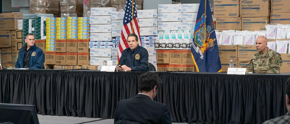 New Yorks Gouverneur Andrew Cuomo (Mitte) bei seinem täglichen Coronavirus-Briefing.