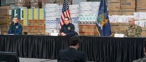 New Yorks Gouverneur Andrew Cuomo (Mitte) bei seinem täglichen Coronavirus-Briefing.