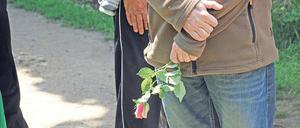 Für Beisetzungen und Trauerfeiern gelten jetzt auch strengere Regeln.