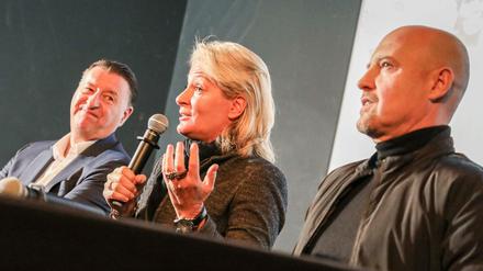 Noch gut gelaunt. Barbara Rittner (Mitte, links Veranstalter Edwin Weindorfer und rechts Adam Szpyt vom Hauptsponsor).