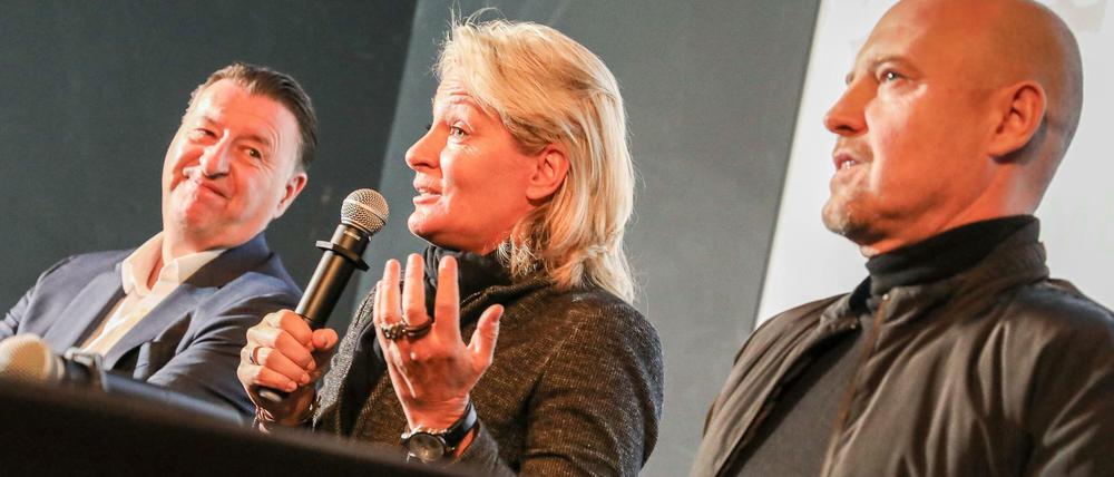 Noch gut gelaunt. Barbara Rittner (Mitte, links Veranstalter Edwin Weindorfer und rechts Adam Szpyt vom Hauptsponsor).