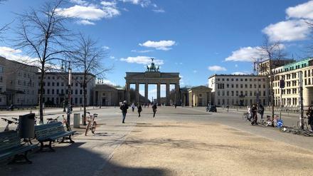 Letzte Chance. Am Sonntag war es an vielen sonst stark besuchten Orten in der Stadt deutlich leerer, so auch am Brandenburger Tor.