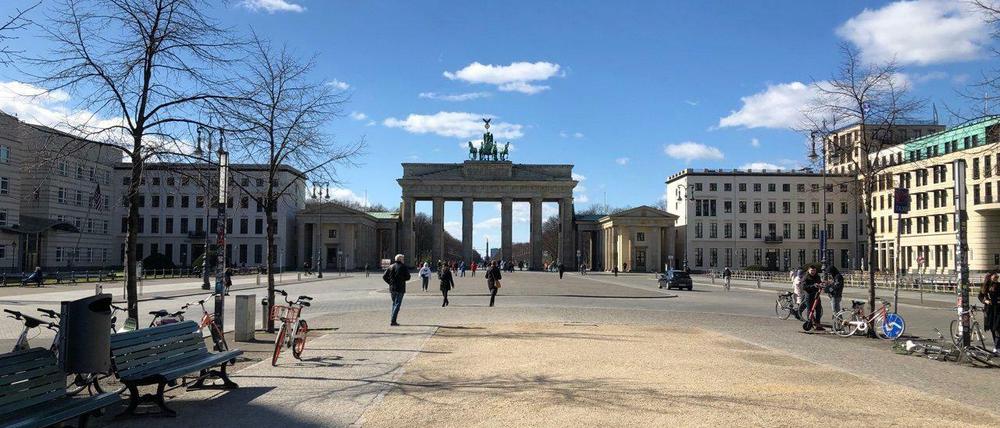 Letzte Chance. Am Sonntag war es an vielen sonst stark besuchten Orten in der Stadt deutlich leerer, so auch am Brandenburger Tor.