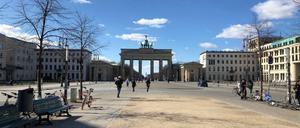 Letzte Chance. Am Sonntag war es an vielen sonst stark besuchten Orten in der Stadt deutlich leerer, so auch am Brandenburger Tor.