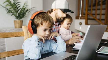 Doppelbelastung: Arbeit und Kinderbetreuung daheim 