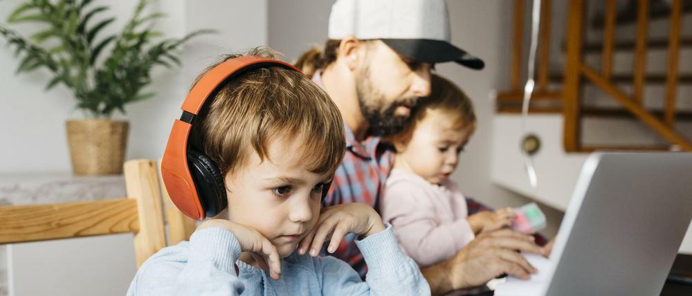 Doppelbelastung: Arbeit und Kinderbetreuung daheim 