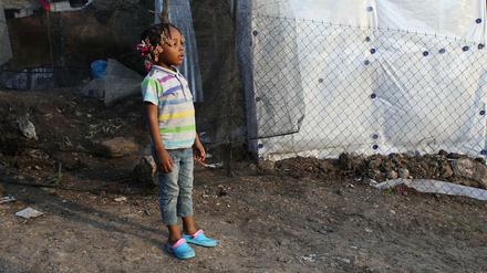 Auch rund um das offizielle und völlig überfüllte Camp Moria haben sich tausende von Flüchtlingen angesiedelt - so wie dieses Mädchen.