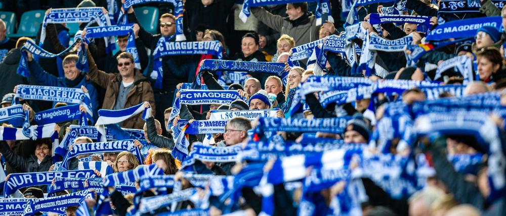 Bild aus alten Zeiten. Fans mit Schal im Stadion.