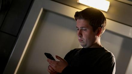 Black Mirror: Kevin Kühnert, der Bundesvorsitzende der Jusos, blickt auf sein Smartphone. 