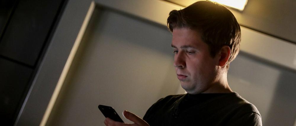 Black Mirror: Kevin Kühnert, der Bundesvorsitzende der Jusos, blickt auf sein Smartphone.