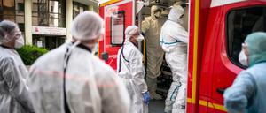 Rettungskräfte stehen in Straßburg an einem Krankenwagen.