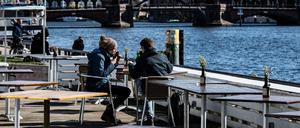 Nicht mehr als zwei Personen. Berlins Orte werden leer.