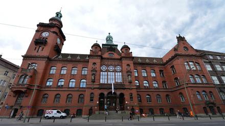 Rote Backsteinfassade des Rathauses Pankow.