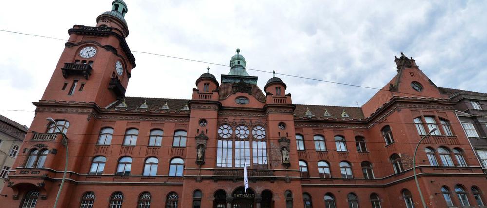 Rote Backsteinfassade des Rathauses Pankow.