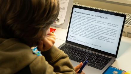 Wenn die Schulen geschlossen sind, sollen Kinder daheim lernen.