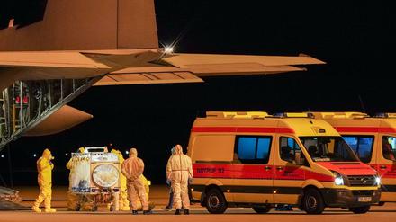 Ankunft am frühen Morgen: Der Flug mit Corona-Patienten aus Italien trifft auf Leipzigs Flughafen ein.