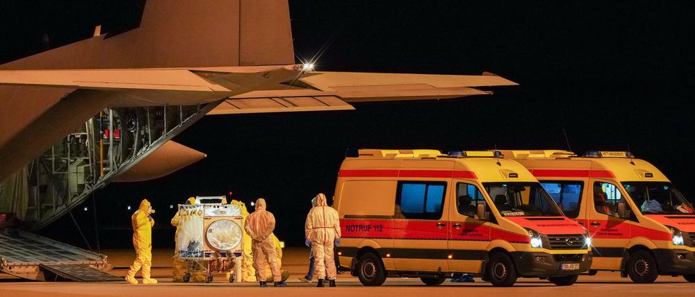 Ankunft am frühen Morgen: Der Flug mit Corona-Patienten aus Italien trifft auf Leipzigs Flughafen ein.