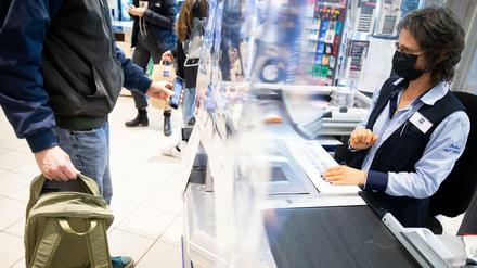 In Supermärkten und Drogeriemärkten sind derzeit Plexiglasscheiben und andere Vorrichtungen als "Spuckschutz" an den Kassen installiert.