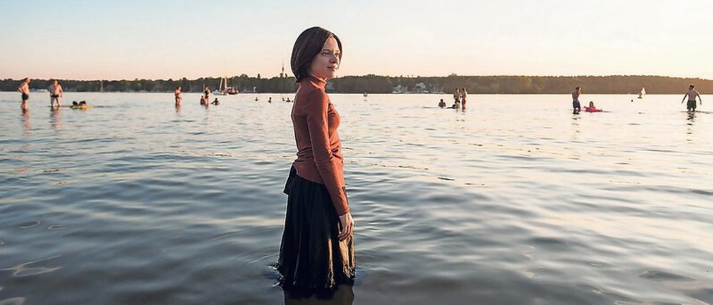 Will Pianistin werden. Der Vierteiler mit Shira Haas erzählt die Geschichte von Deborah Feldman, die aus einer ultraorthodoxen Gemeinde in New York geflohen ist.