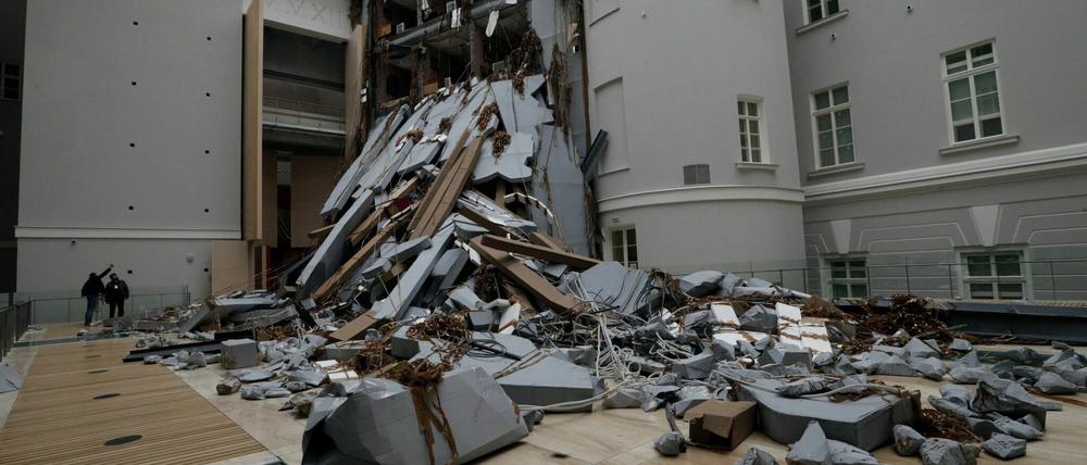 „Abschlag“, eine Installation von Thomas Hirschhorn auf der Manifesta 10 in St. Petersburg.