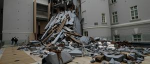 „Abschlag“, eine Installation von Thomas Hirschhorn auf der Manifesta 10 in St. Petersburg.