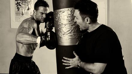Sicherheitsabstand durch Sandsack. Sebastian Preuss (links) und Trainer Mladen Steko.