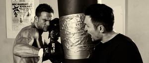 Sicherheitsabstand durch Sandsack. Sebastian Preuss (links) und Trainer Mladen Steko.
