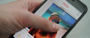 Für viele dient das Handy in Zeiten der Isolation als letzter Draht zur Außenwelt. Aber reicht der virtuelle Kontakt?