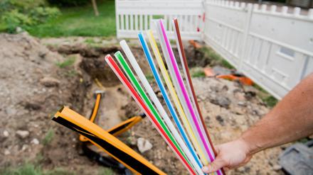 Leerrohre für Glasfaserleitungen für schnelles Internet werden in Niedersachsen verlegt. Leider ist nicht jede Region an gutes Netz angeschlossen. 