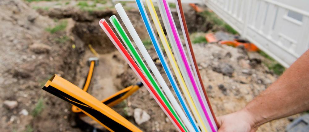 Leerrohre für Glasfaserleitungen für schnelles Internet werden in Niedersachsen verlegt. Leider ist nicht jede Region an gutes Netz angeschlossen.