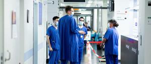 Sie leisten derzeit viel: Ärzte und Pflegepersonal in einer Klinik.