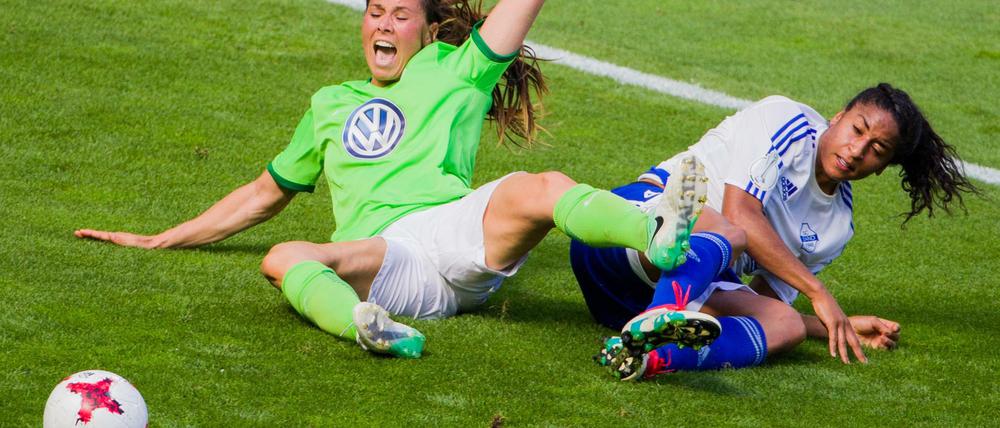 Schön war die Zeit. 2017 kämpfte der SC Sand (hier mit Chioma Nisa Igwe, r.) gegen Wolfsburg um den Sieg im DFB-Pokal - verlor aber 1:2.