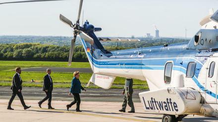 Die Bundesregierung nutzt die Helikopter - hier Kanzlerin Merkel mit dem Hubschrauber in Dortmund.