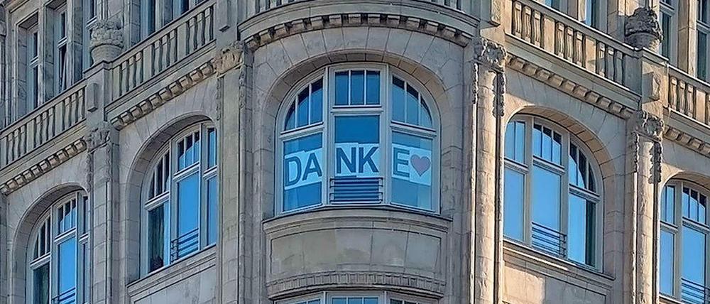Sichtbare Dankbarkeit. Das Kreuzberger Hotel Orania sagt den Helfern in der Corona-Krise nicht nur mit Plakaten danke. Chef Philipp Vogel kocht auch dreimal wöchentlich für die Obdachlosenhilfe.