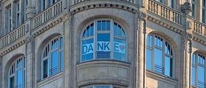 Sichtbare Dankbarkeit. Das Kreuzberger Hotel Orania sagt den Helfern in der Corona-Krise nicht nur mit Plakaten danke. Chef Philipp Vogel kocht auch dreimal wöchentlich für die Obdachlosenhilfe.