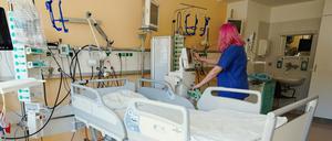 Eine Intensivpflegerin bereitet in Mannheim ein Bett vor.