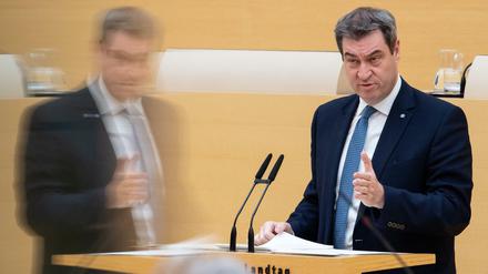 Ein Mann geht voran. Bayerns Ministerpräsident Markus Söder im Bayerischen Landtag. 