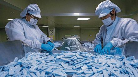 Zwei Arbeiterinnen überprüfen in Südkorea Testkits - das Land gilt als Vorbild im Kampf gegen das Coronavirus.