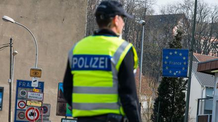 Ein Beamter der Bundespolizei steht am Grenzübergang vom französischen Petite-Rossell ins saarländischen Grossrosseln.