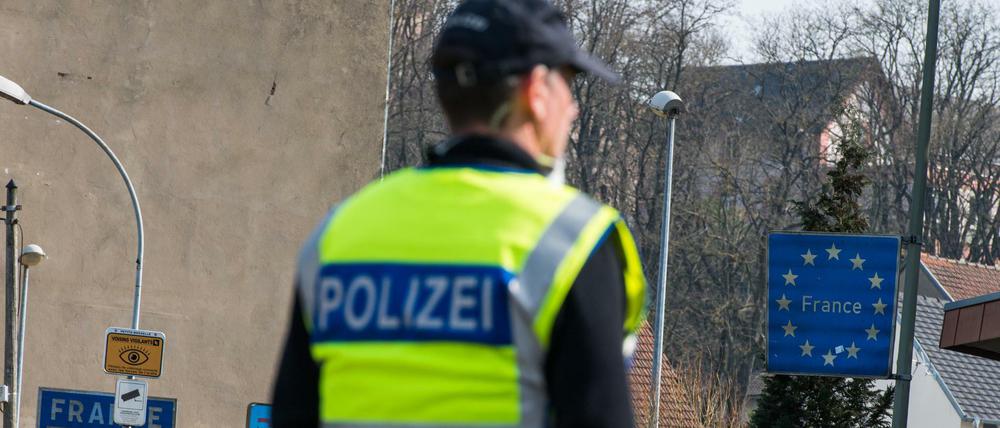 Ein Beamter der Bundespolizei steht am Grenzübergang vom französischen Petite-Rossell ins saarländischen Grossrosseln.